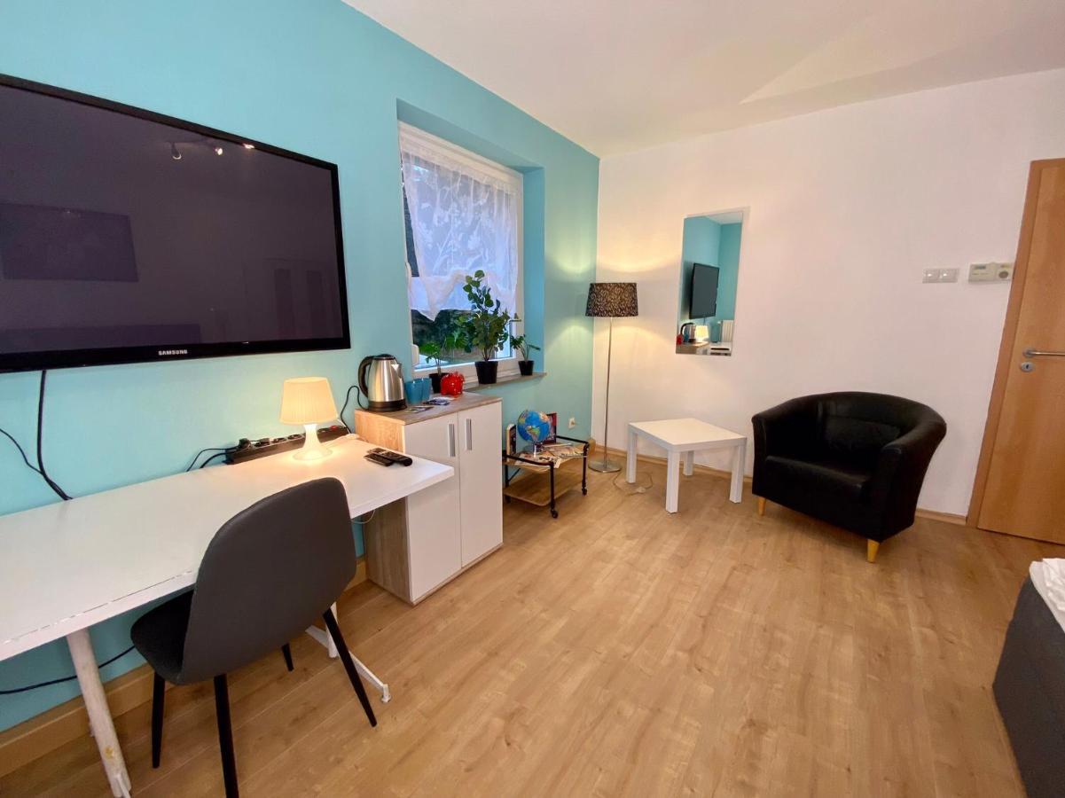 Privatzimmer Im Apartment - Apple Tv Netflix Kingsize Bett Arbeitsplatz Naehe Hbf Koblenz  Buitenkant foto